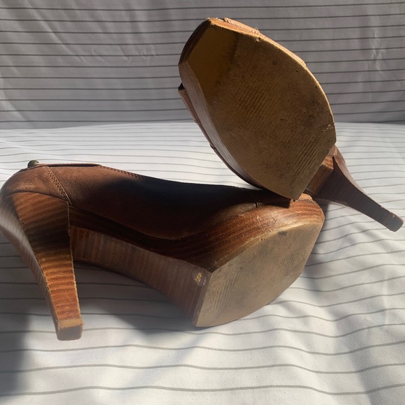 BCBGENERATION RUSSELL PLATFORM LEATHER PEEP TOE - Picture 5 of 8